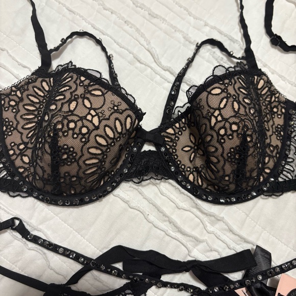 VS vintage designer collection eyelet lace & crystal bra & panty set - Picture 6 of 10